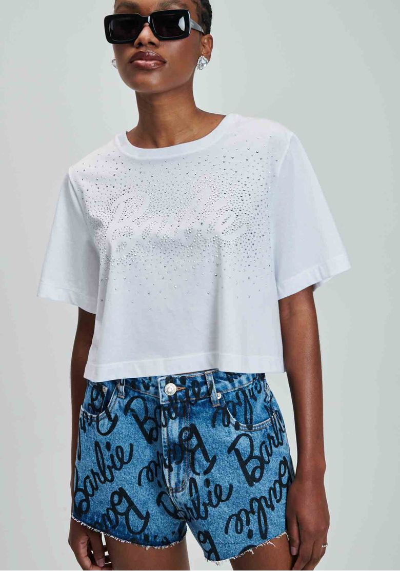 Modelo-com-camiseta-branca-cropped-e-short-jeans-azul-Barbie-estampado-de-modelagem-comfort