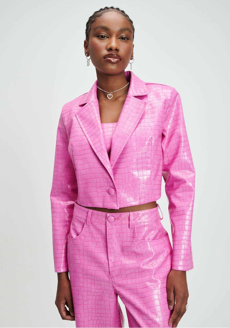 Blazer-cropped-feminino-rosa-Barbie-com-textura-croco-brilhante-manga-longa-lapela-classica-e-fechamento-por-botao-em-foto-frontal-no-corpo