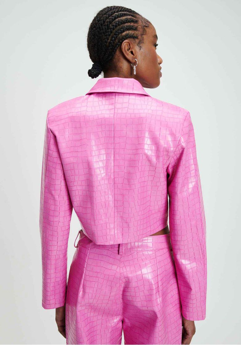 Blazer-cropped-feminino-rosa-com-textura-croco-e-manga-longa-em-foto-traseira-mostrando-modelagem-curta-e-barra-reta