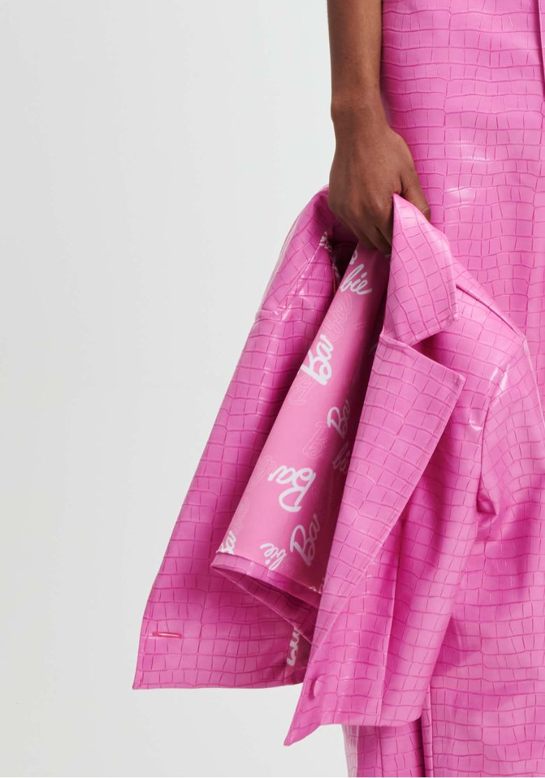 Detalhe-lateral-do-blazer-cropped-rosa-Barbie-com-textura-croco-botao-forrado-e-acabamento-interno-da-peca