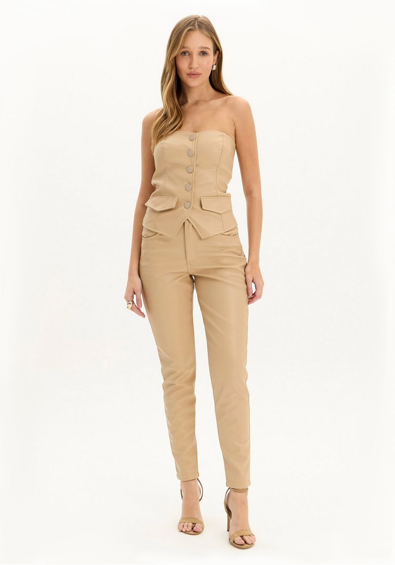 Close da blusa corset preta feminina tomara que caia em material sintético com acabamento semelhante ao couro e fechamento por botões