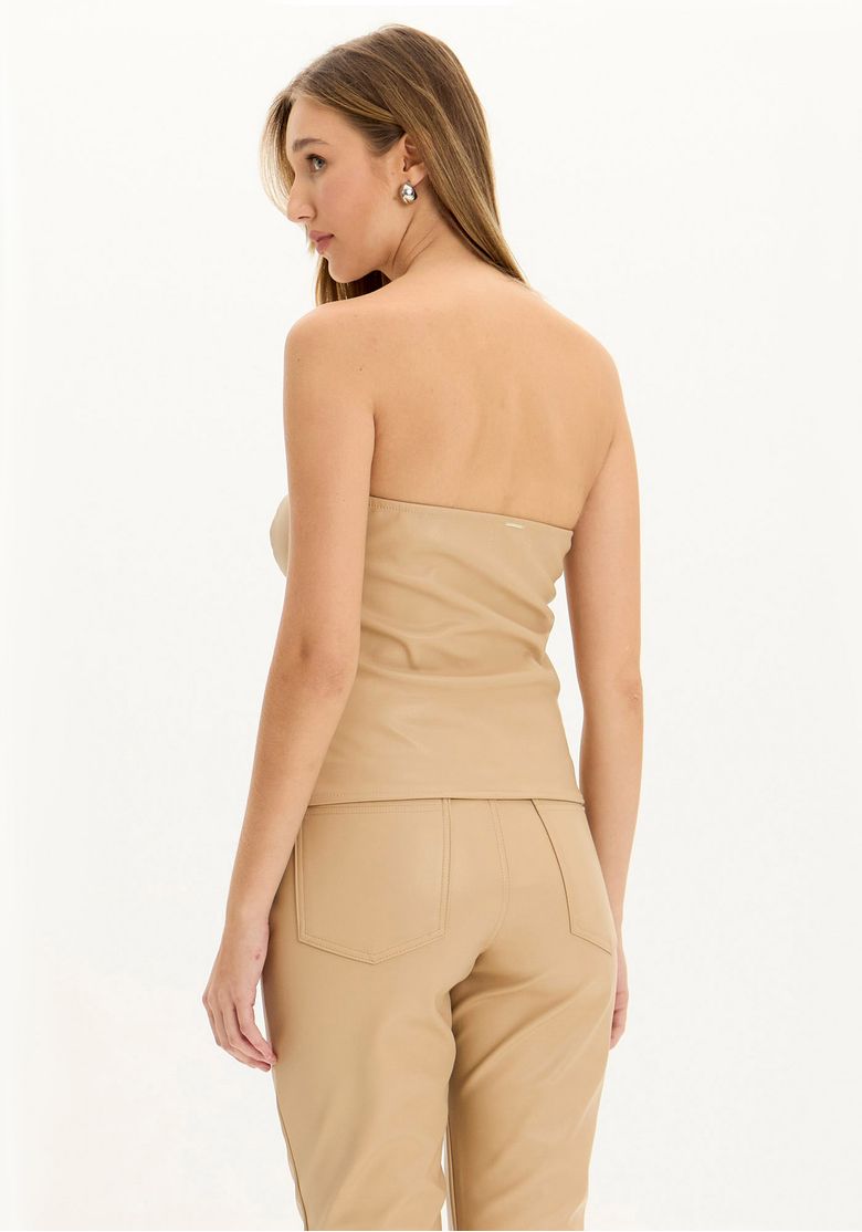 Vista posterior da blusa corset tomara que caia preta feminina com costas abertas e caimento ajustado