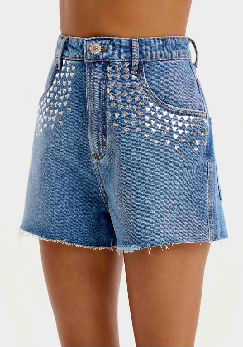 Detalhe frontal do short jeans grandfather com aplicações de coração.