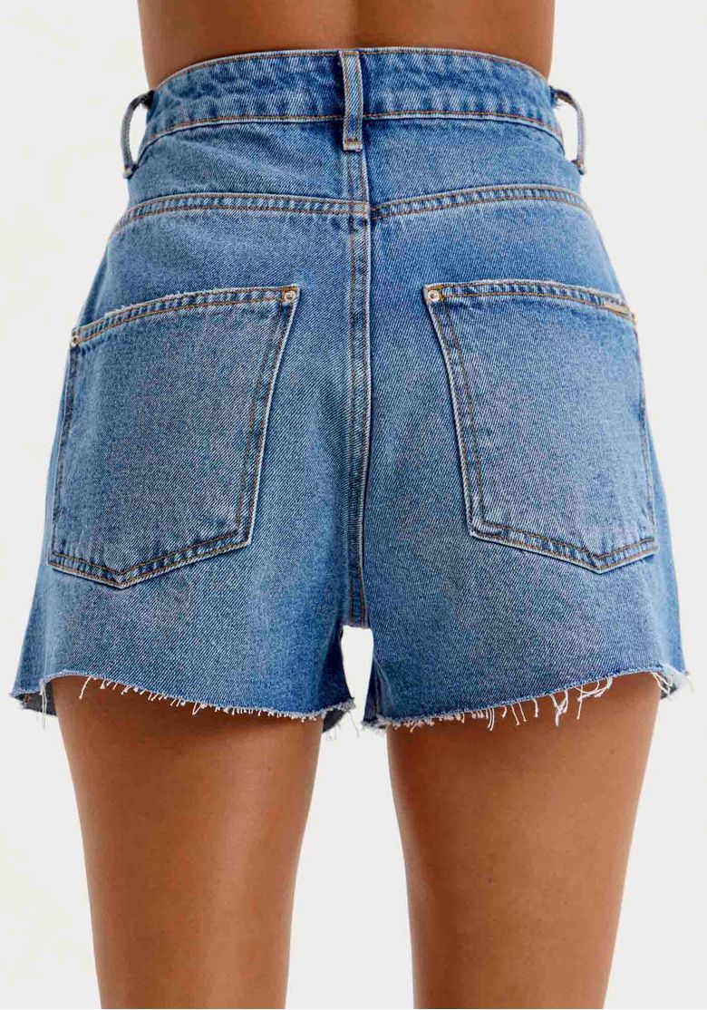 Vista traseira do short jeans grandfather mostrando os bolsos funcionais.