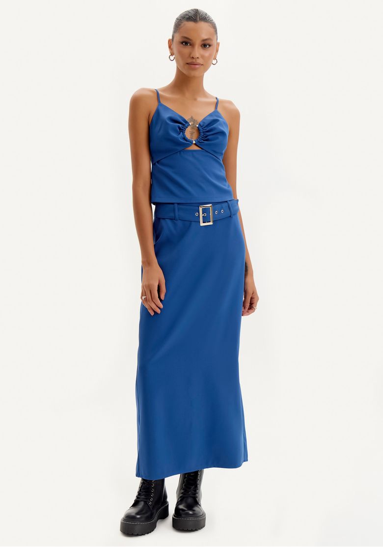 Modelo vestindo saia midi azul com cinto ajustável e top combinando, vista frontal.