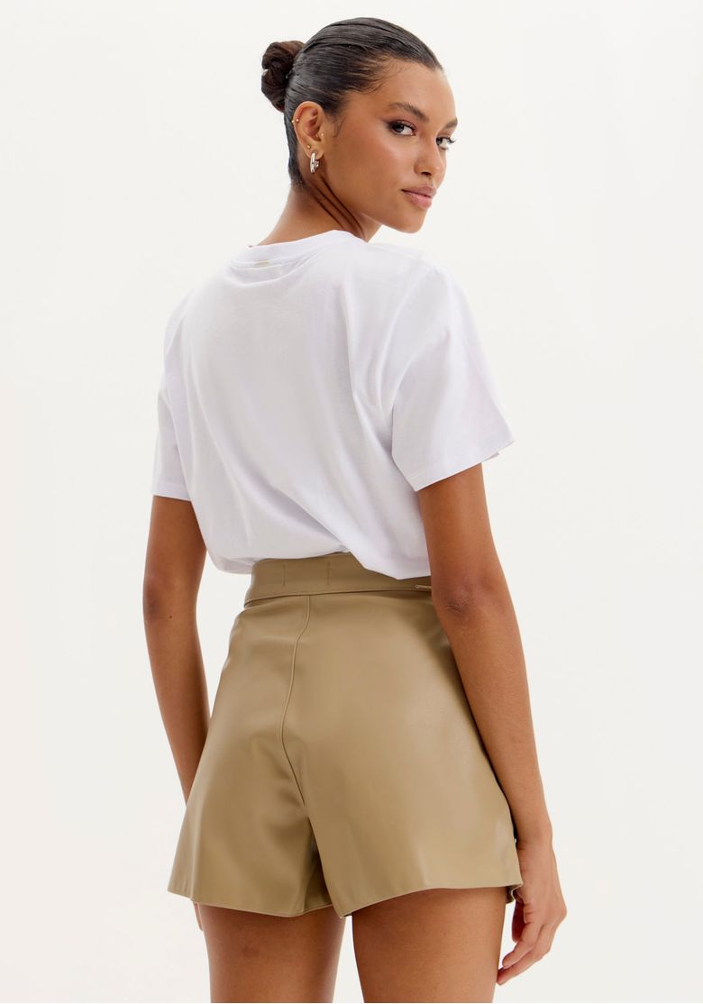 Vista traseira do short de alfaiataria feminino bege cintura alta em PU com modelagem curta e acabamento liso