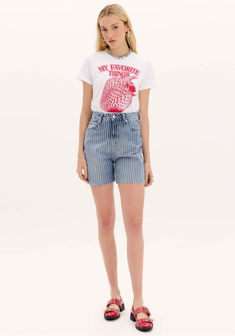 Modelo vestindo bermuda jeans listrada com camiseta branca e sandálias vermelhas, vista frontal.