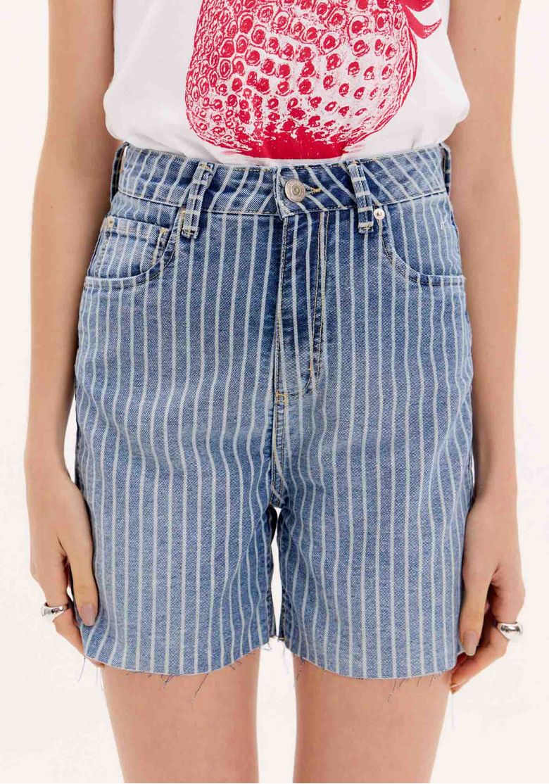 Detalhe da cintura alta e bolsos frontais da bermuda jeans listrada.