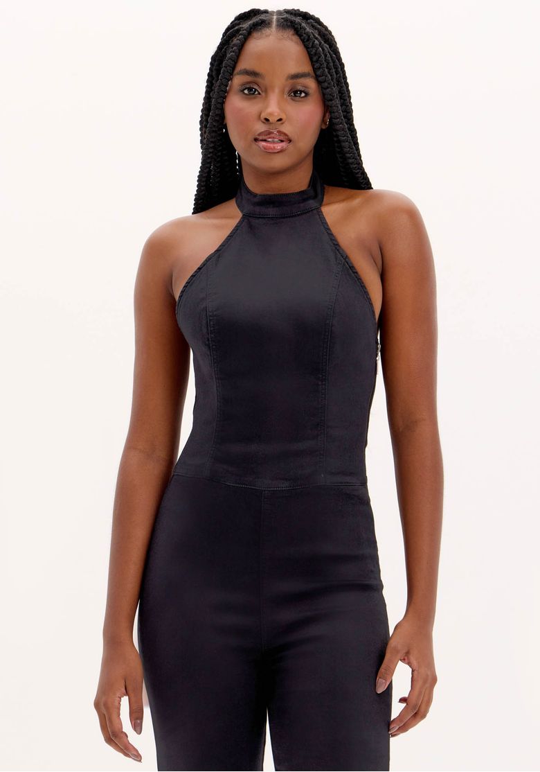 Close frontal de macacão longo preto feminino frente única com modelagem ajustada e gola alta.