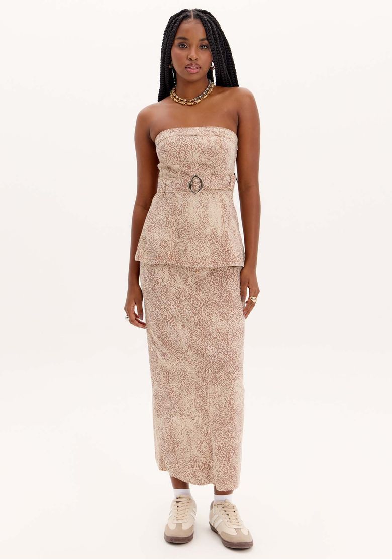 Modelo de frente usando saia midi sarja animal print bege com cintura alta e top tomara que caia combinando, look completo