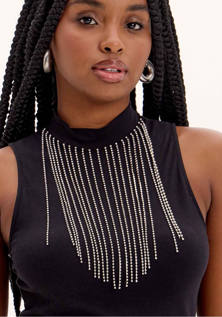 Frente completa da blusa cropped preta sem mangas com detalhes em strass formando franja, caimento ajustado