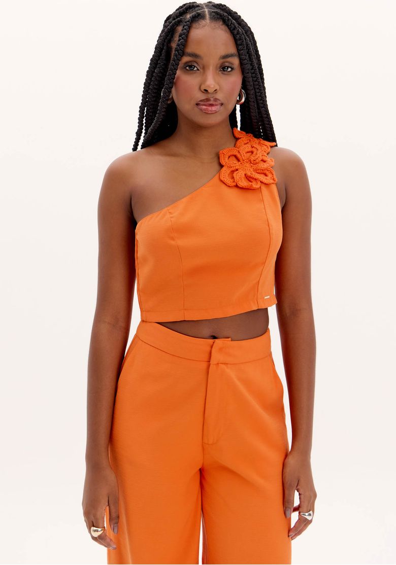 Blusa cropped ombro único laranja - vista frontal com aplicação de flor de crochê na alça