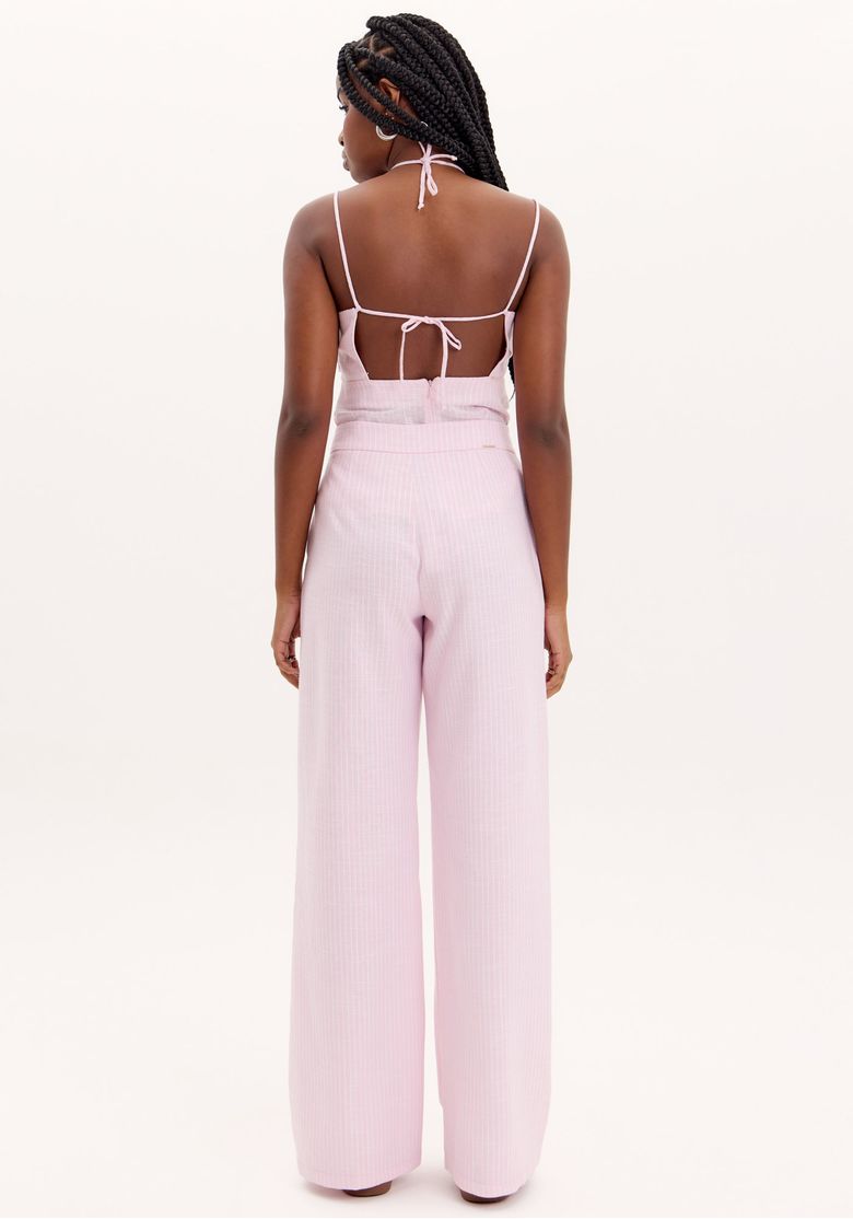Detalhe da barra e tecido da calça longa feminina com estampa de listras em rosa.