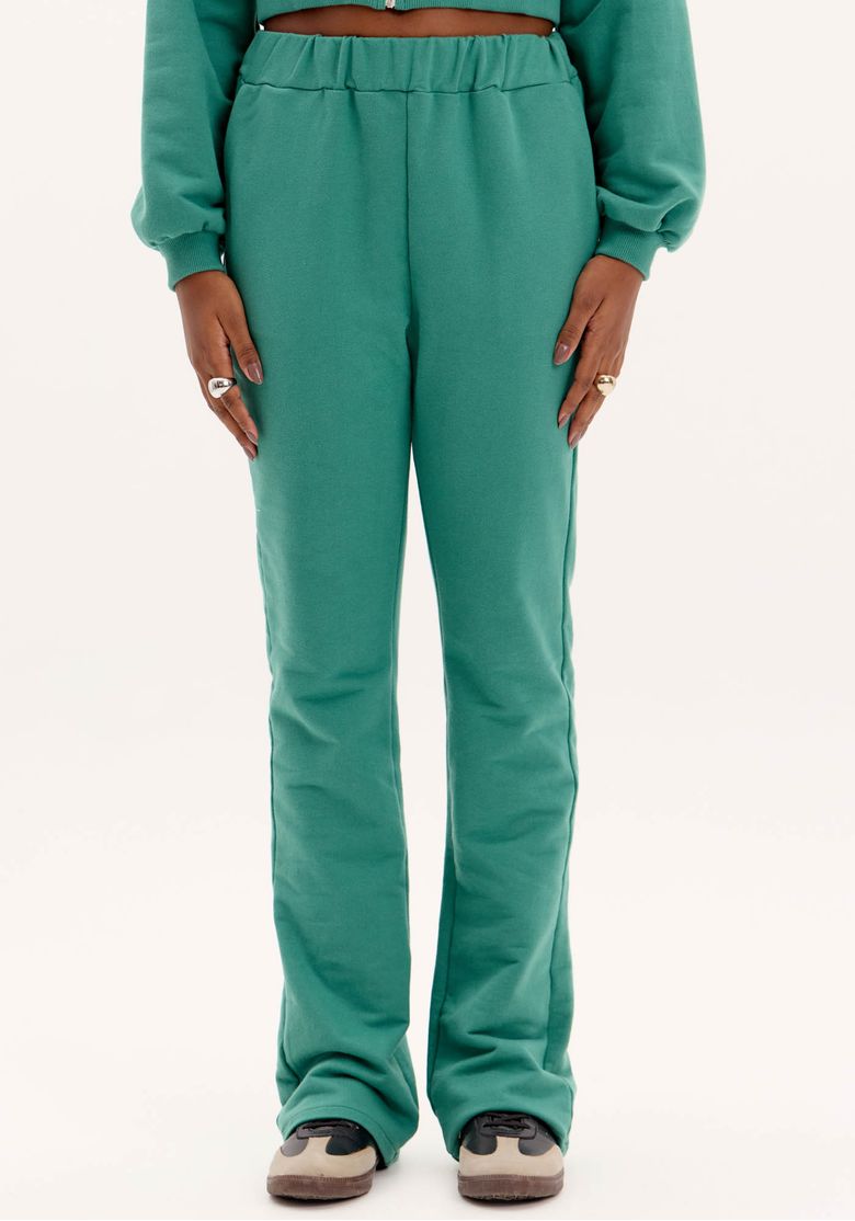 Vista traseira da calça boot cut verde, evidenciando o caimento e o acabamento do moletom.