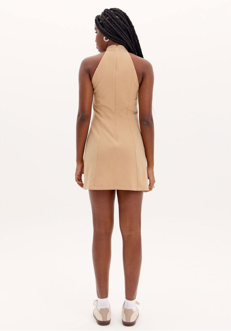 Vista traseira do vestido curto bege com modelagem sem mangas e fechamento por zíper nas costas.