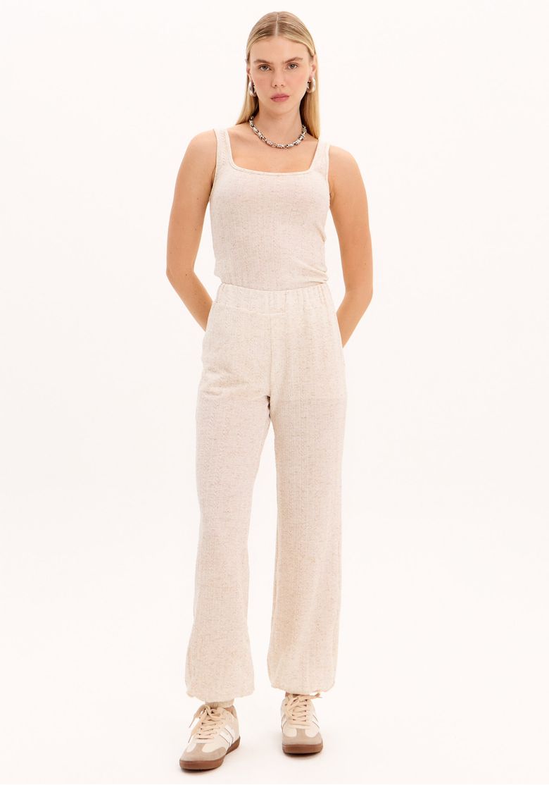 Calça jogging cintura alta marrom vista traseira em malha pesada - modelo em pé com caimento relaxado e barra com punho elástico