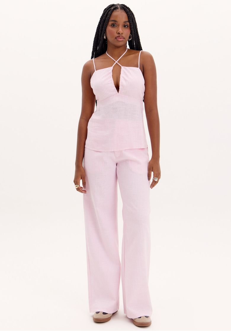 Vista frontal de uma calça longa feminina com estampa de listras em rosa, modelagem reta e cintura alta.