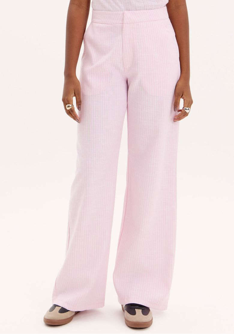 Vista traseira de uma calça longa feminina com estampa de listras em rosa, destacando o cós com passantes.