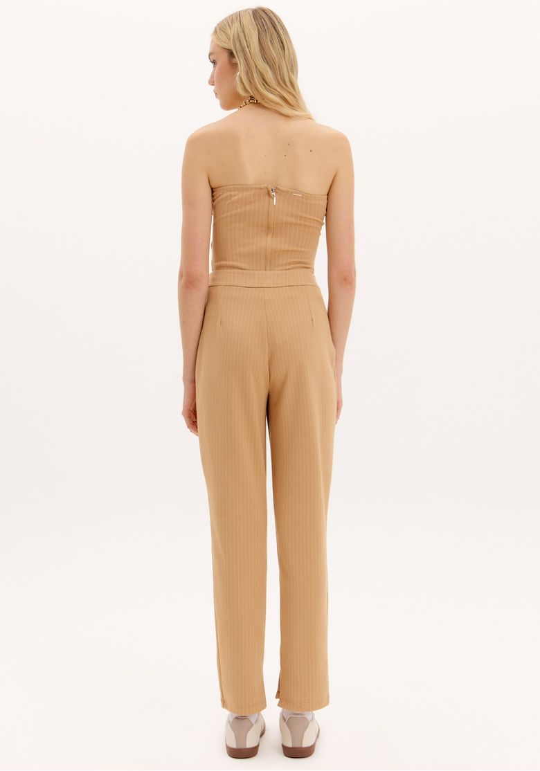 Vista traseira da calça carrot risca de giz bege feminina com modelagem longa e caimento reto afunilado