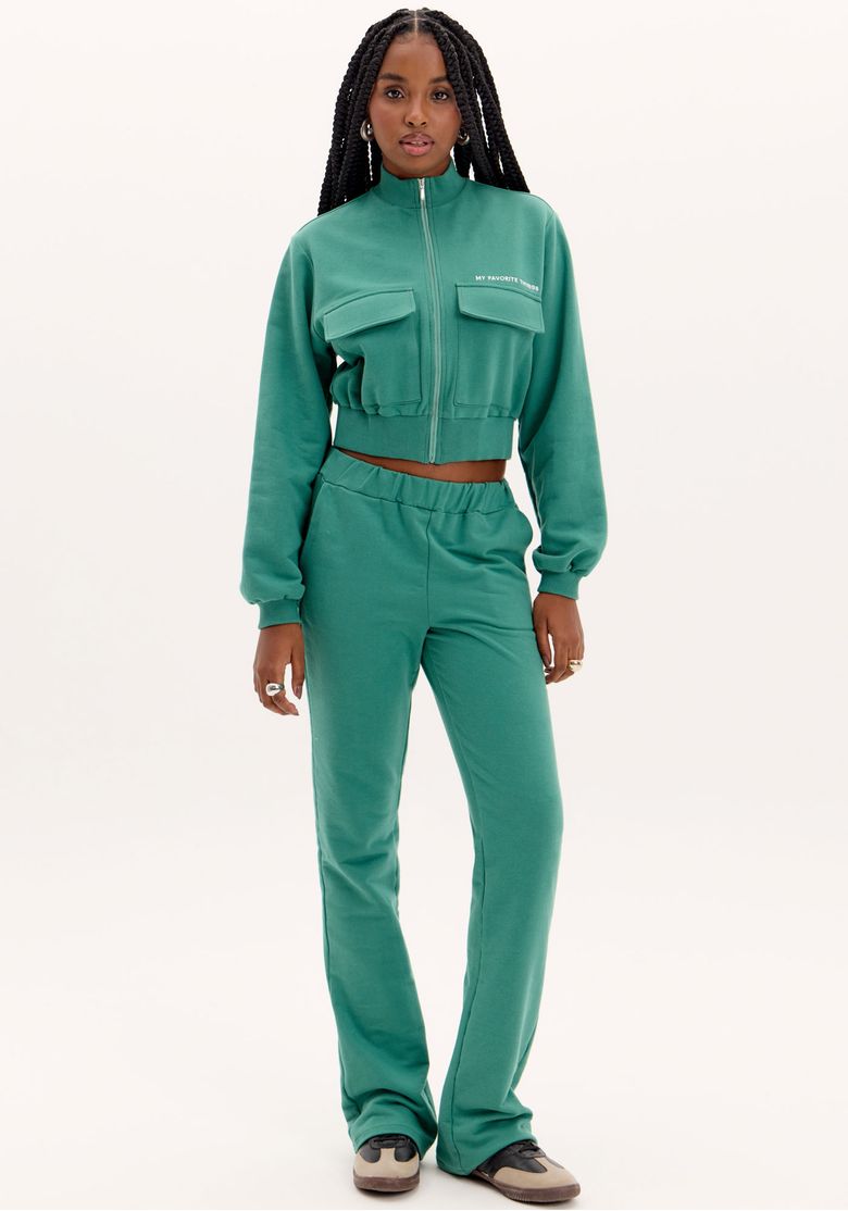 Vista frontal da calça feminina boot cut verde, destacando o cós de elástico e o ajuste elegante.