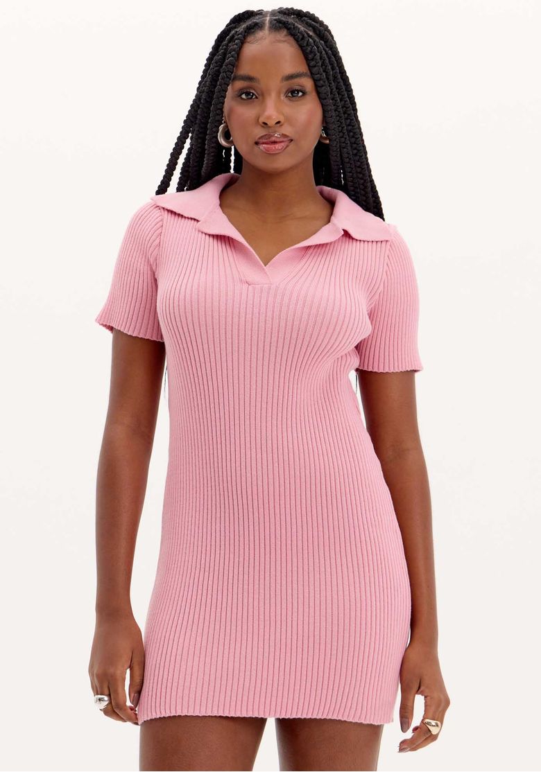 Vestido curto de tricô rosa, vista frontal completa com mangas curtas e caimento ajustado no comprimento mini.