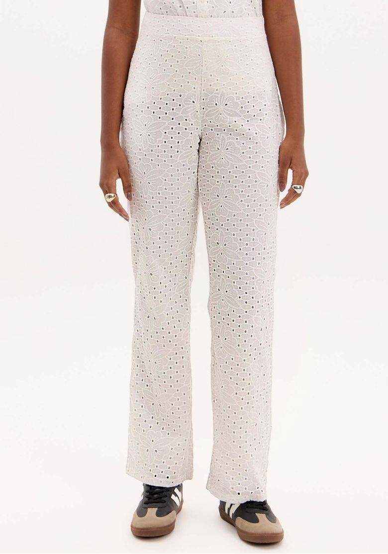 vista traseira da calça reta laise branca em modelo, com cós alto e acabamento limpo - calça laise costas