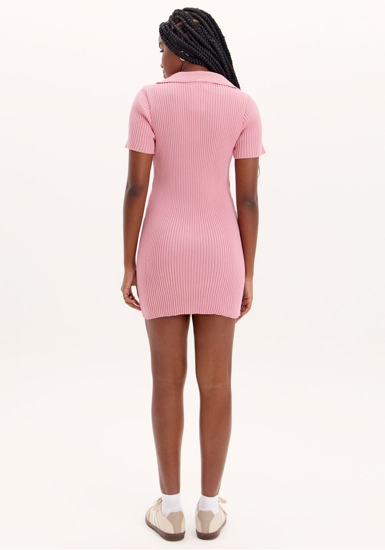 Vestido curto de tricô rosa, visualização traseira mostrando costas retas e barra curta.