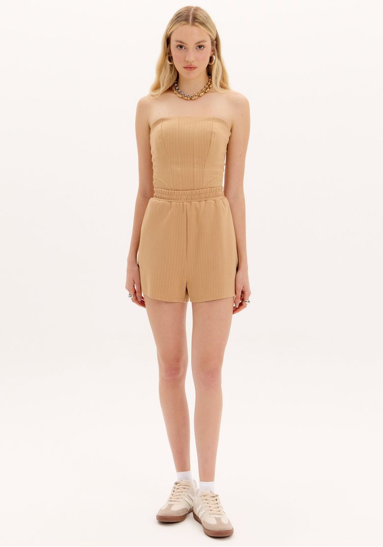 Modelo usando short feminino bege risca de giz com cintura alta e modelagem comfort, em look casual elegante com top tomara que caia