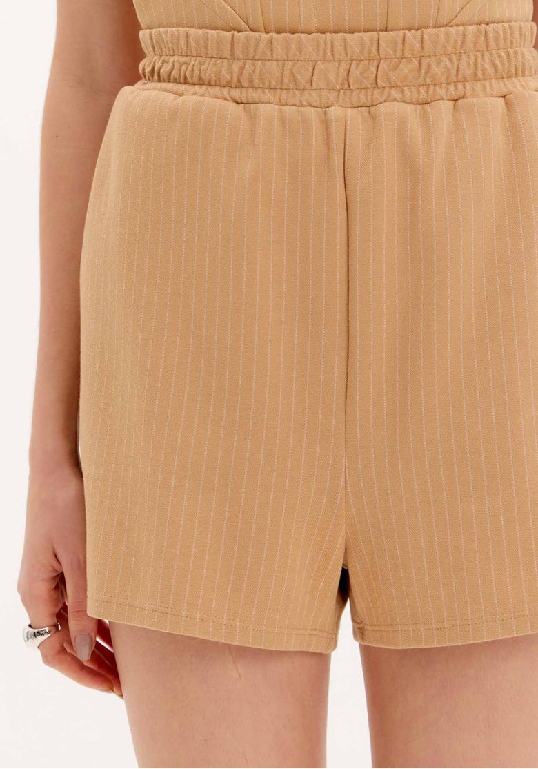 Close do short feminino bege risca de giz com cós elástico franzido, cintura alta e barra simples