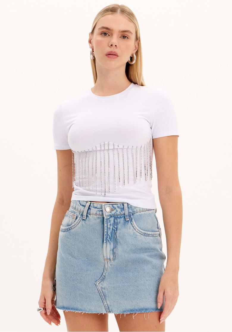 Modelo vestindo T-Shirt Baby Look com Brilhos branca, vista frontal.