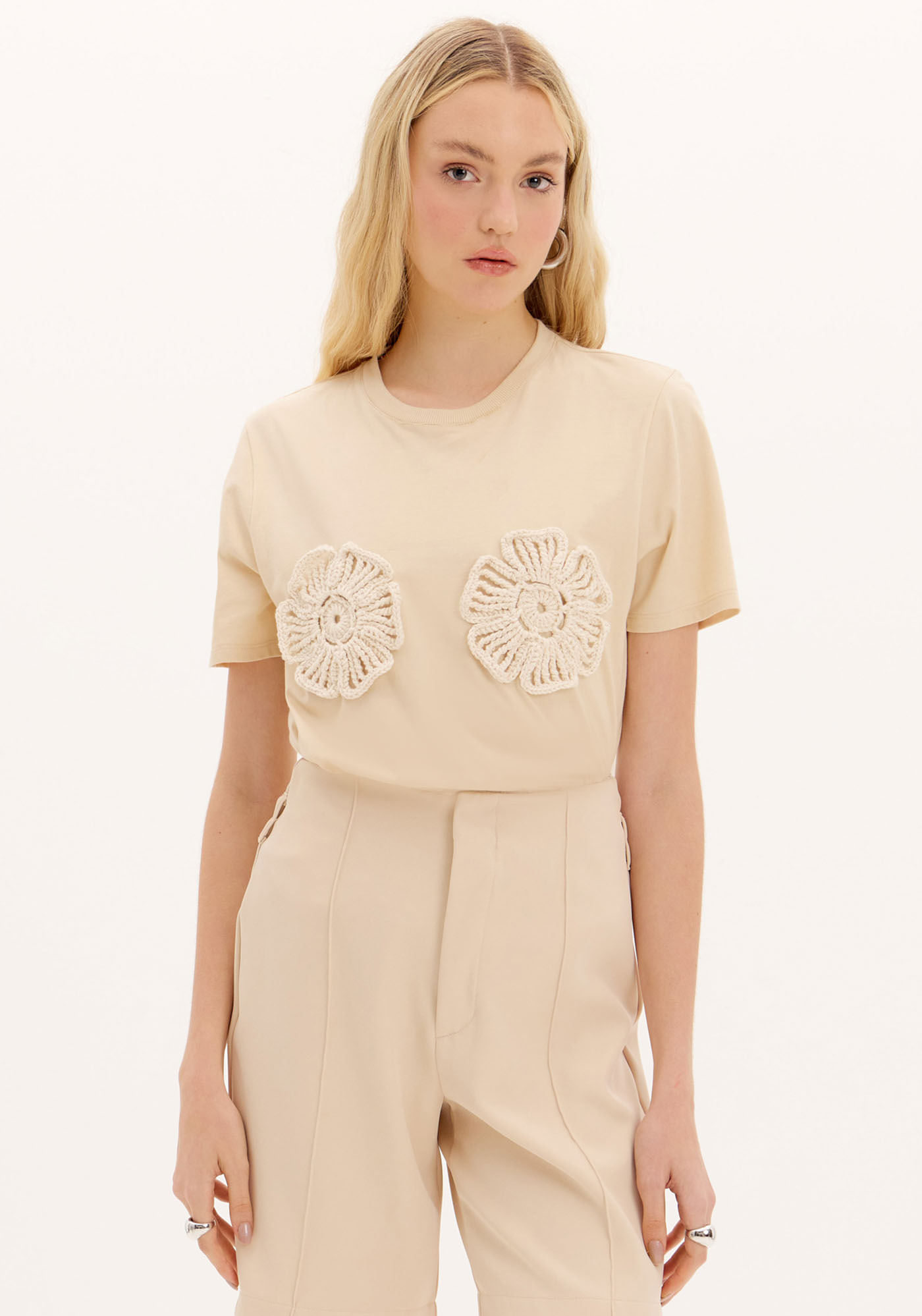 T-Shirt com Aplicação de Flor