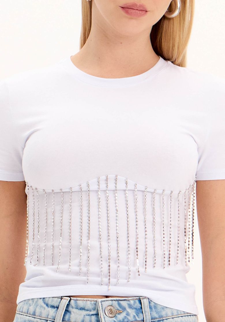 Detalhe das aplicações de brilhos na T-Shirt Baby Look.