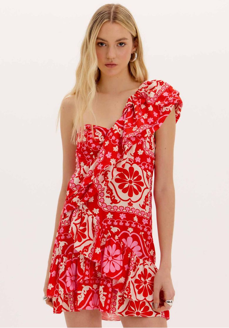 Detalhe frontal do vestido curto em viscose vermelho com estampa ornamental, mostrando o decote ombro único e o babado no peito