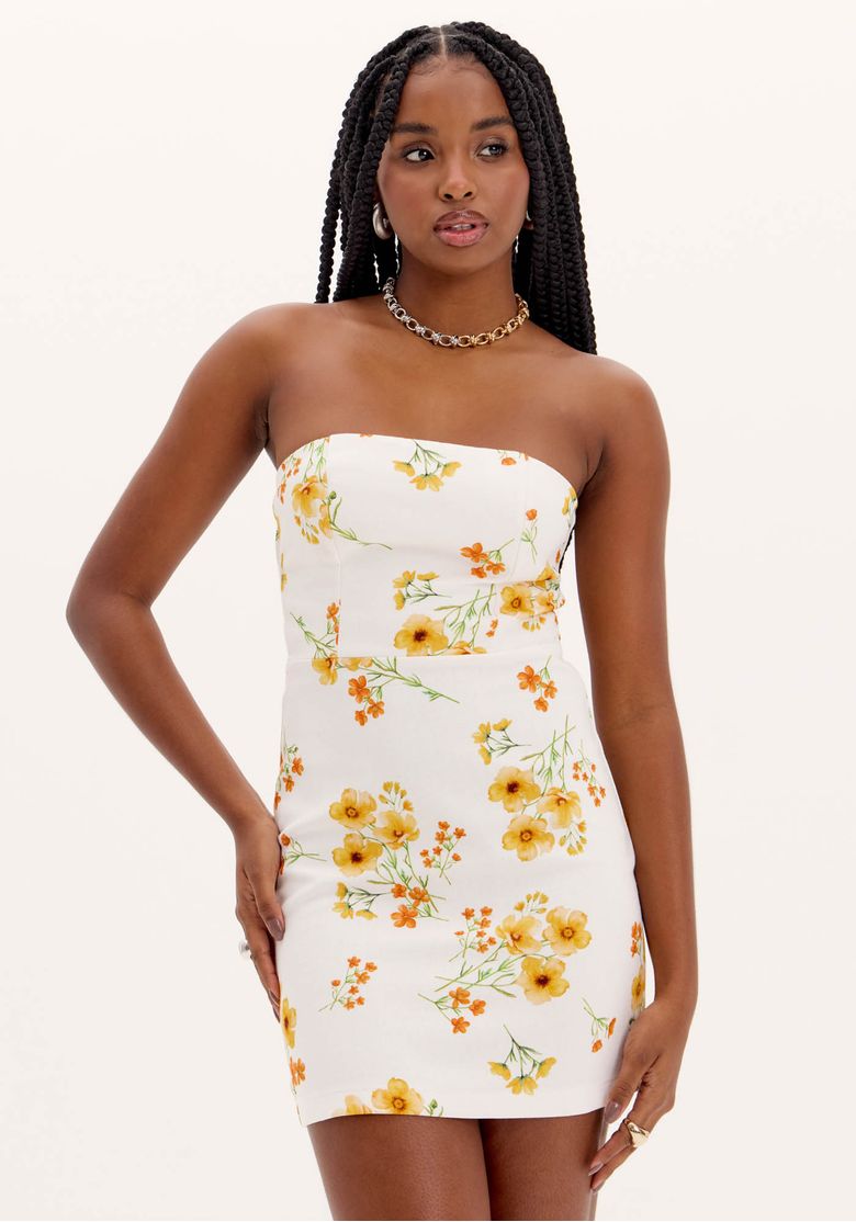 Close frontal de vestido curto floral branco sem mangas, decote reto tomara que caia e caimento estruturado