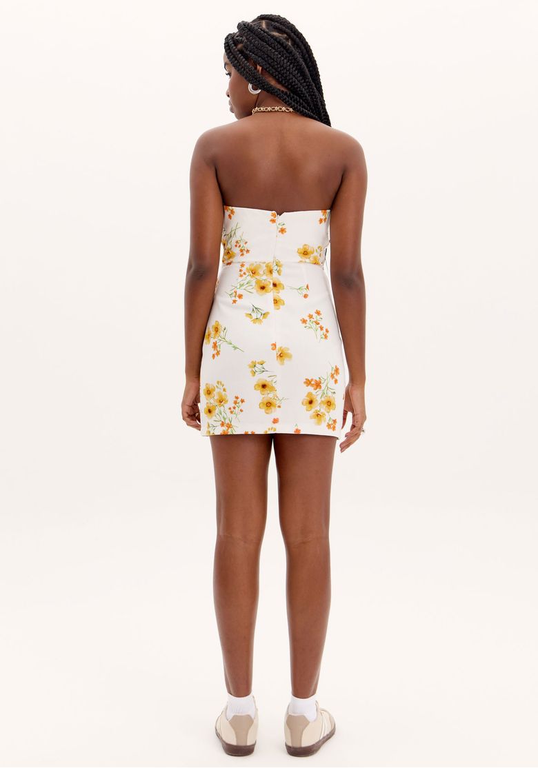 Vista traseira de vestido curto estampado floral branco tomara que caia com zíper nas costas e barra reta