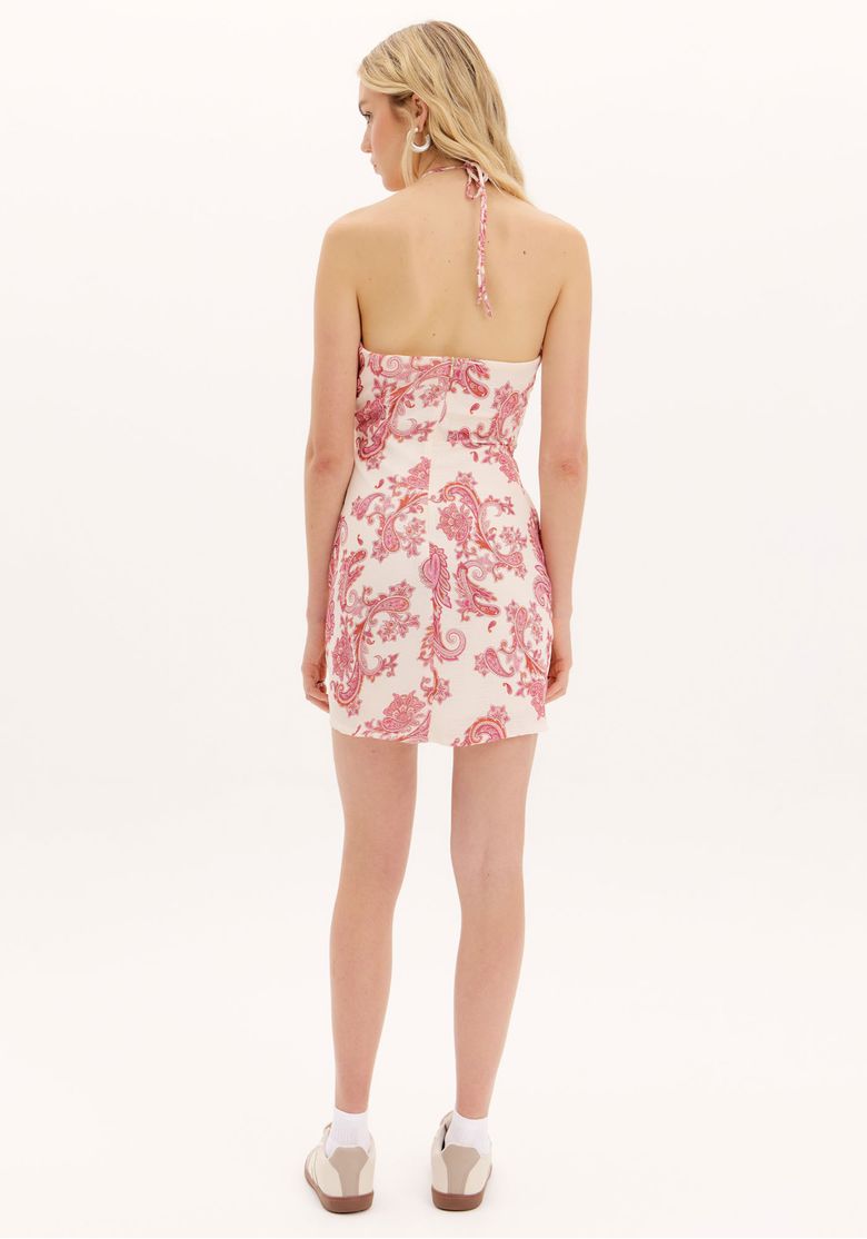 Vista traseira do vestido curto estampado rosa com zíper nas costas e barra reta
