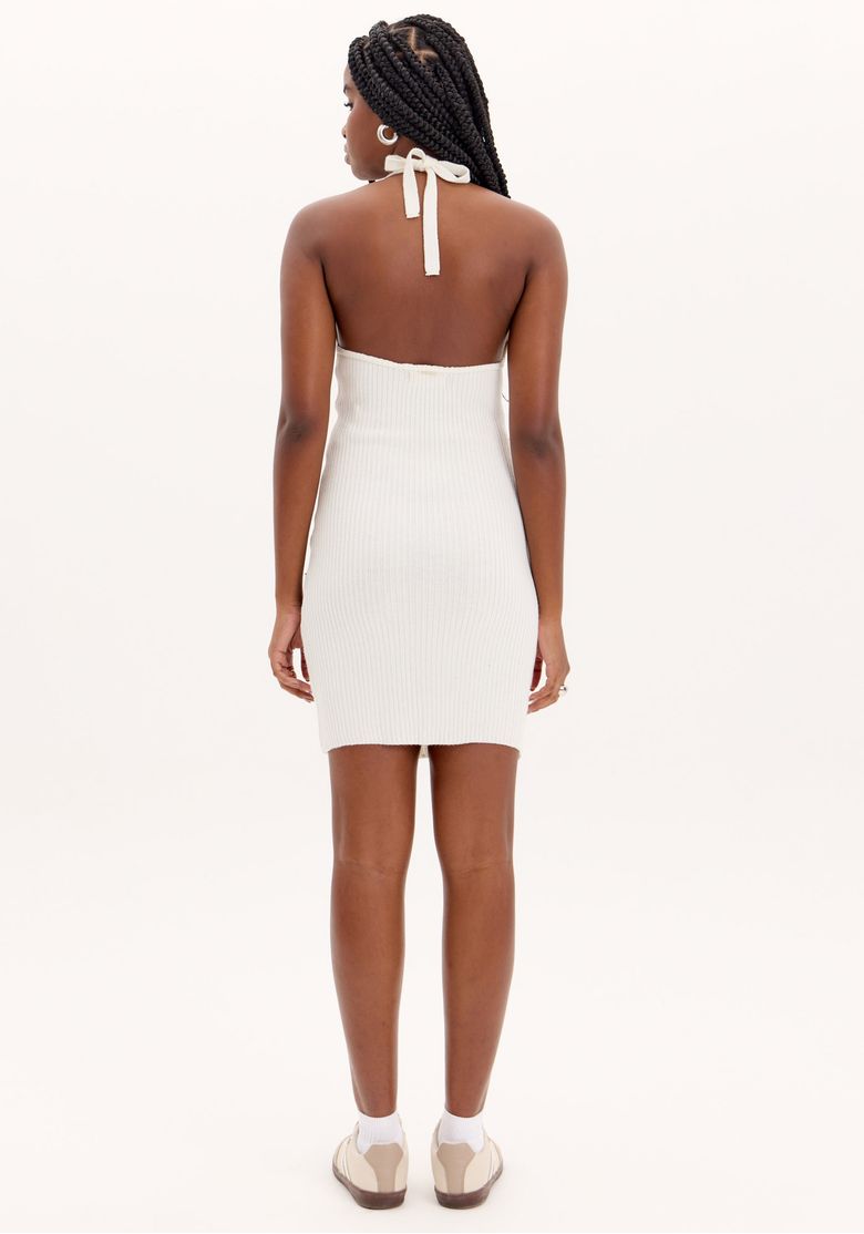 Vista traseira do vestido curto em tricot branco com amarração no pescoço e barra reta.