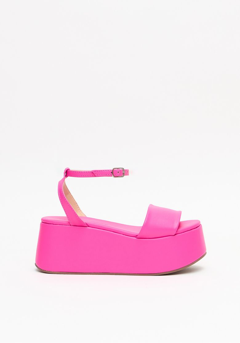 Sandália plataforma rosa vista lateral com tiras largas e salto flatform 7,5 cm, fechamento por fivela