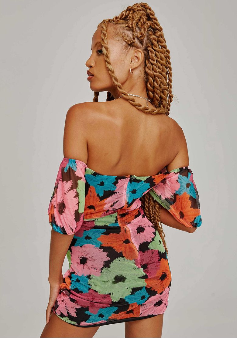 Vista costas de vestido curto ombro a ombro estampado floral multicolorido com mangas bufantes e modelagem ajustada