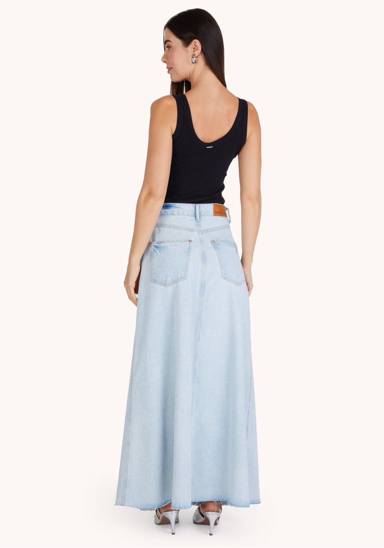 Vista traseira da saia jeans azul clara longa com cintura alta, bolsos posteriores e caimento evasê