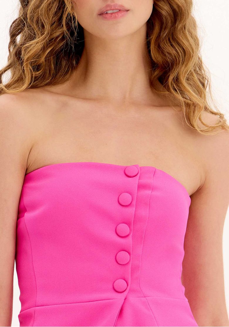 Close da blusa tomara que caia rosa com decote reto e botões forrados frontais, detalhe da modelagem estruturada