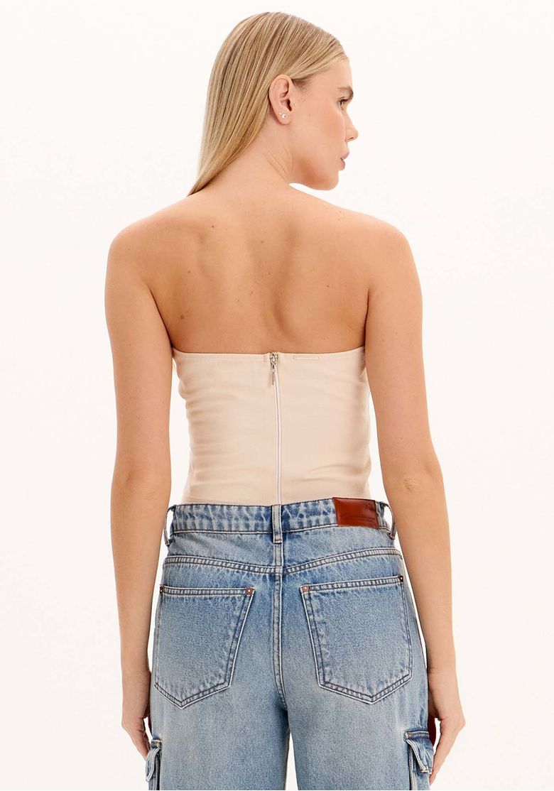 Vista traseira da blusa corset bege cropped com fechamento por zíper nas costas e caimento ajustado
