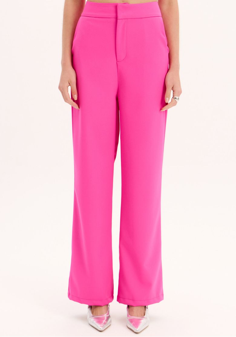 Calça de alfaiataria feminina rosa com modelagem reta e cintura alta, vista traseira.