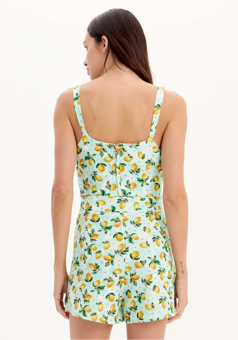 Vista traseira da blusa corset estampada azul clara com estampa de limão siciliano, alças largas e fechamento por zíper nas costas