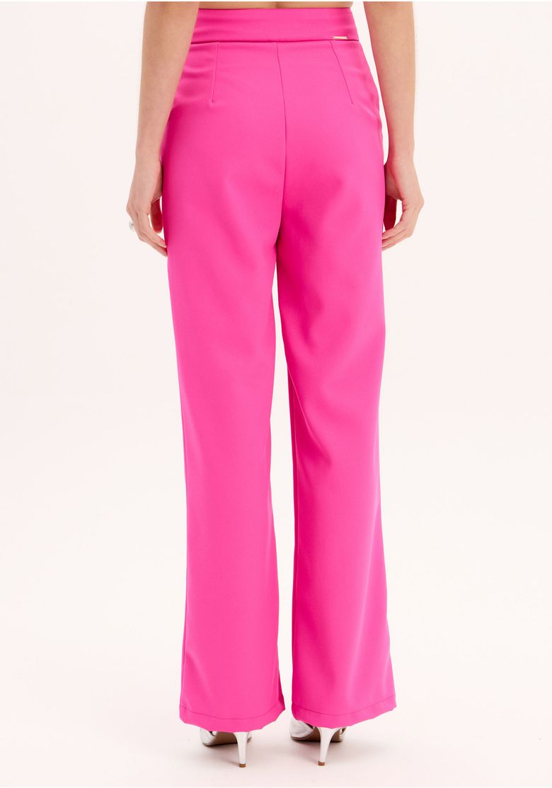 Conjunto feminino rosa com calça de alfaiataria e top tomara-que-caia, vista frontal.