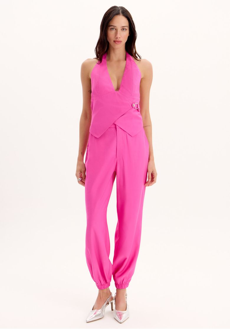 Vista frontal de uma calça jogging feminina rosa com cintura alta e fivelas decorativas.
