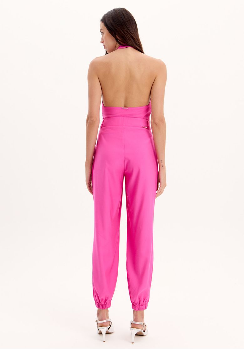 Vista traseira de uma calça jogging feminina rosa, destacando o ajuste na cintura.