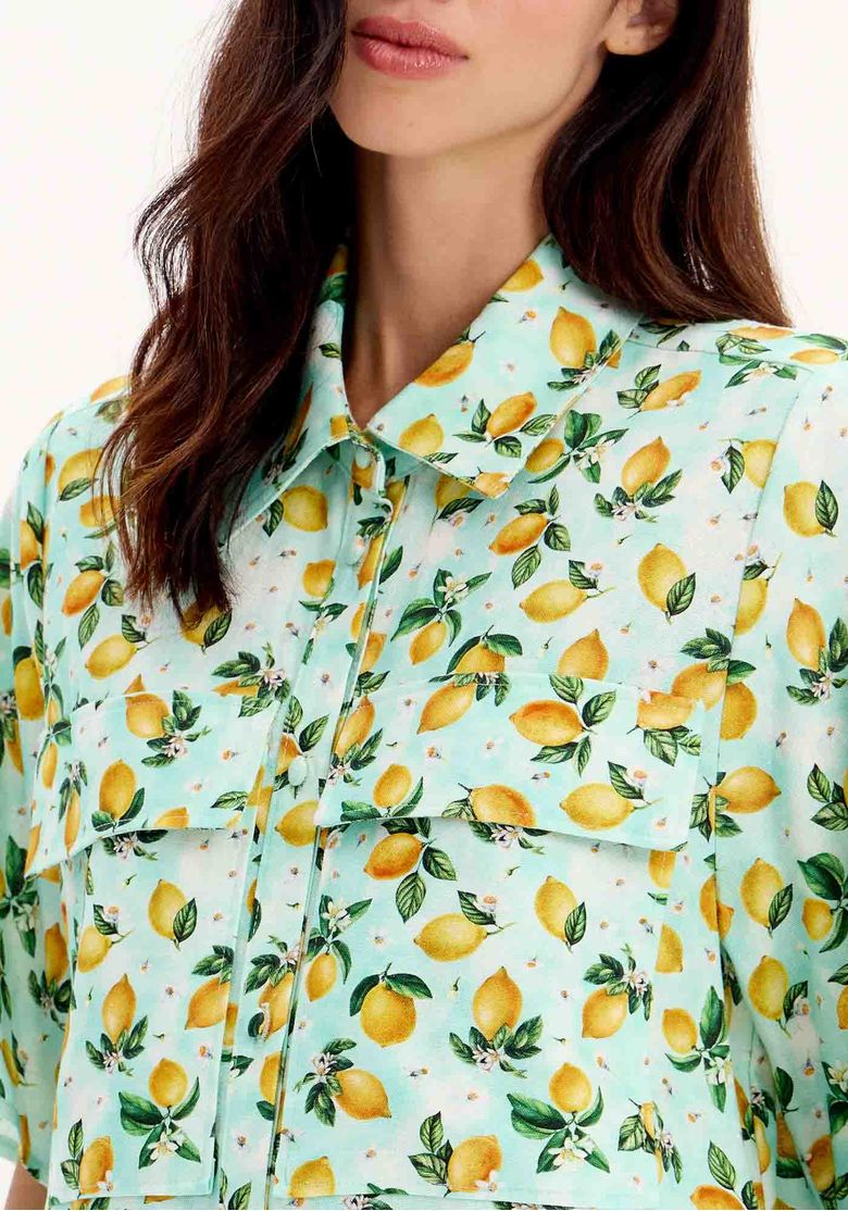 Detalhe do colarinho clássico e estampa de limões sicilianos da camisa.