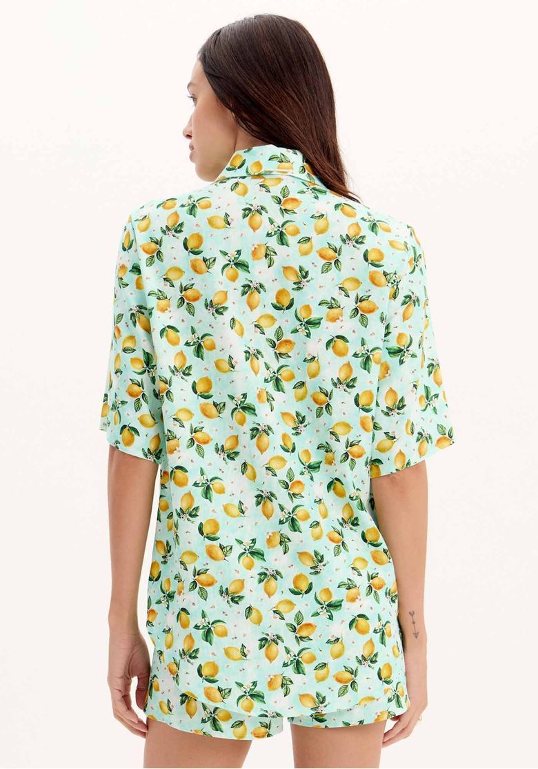 Vista traseira da camisa alongada estampada com limões sicilianos, destacando o comprimento e o caimento.