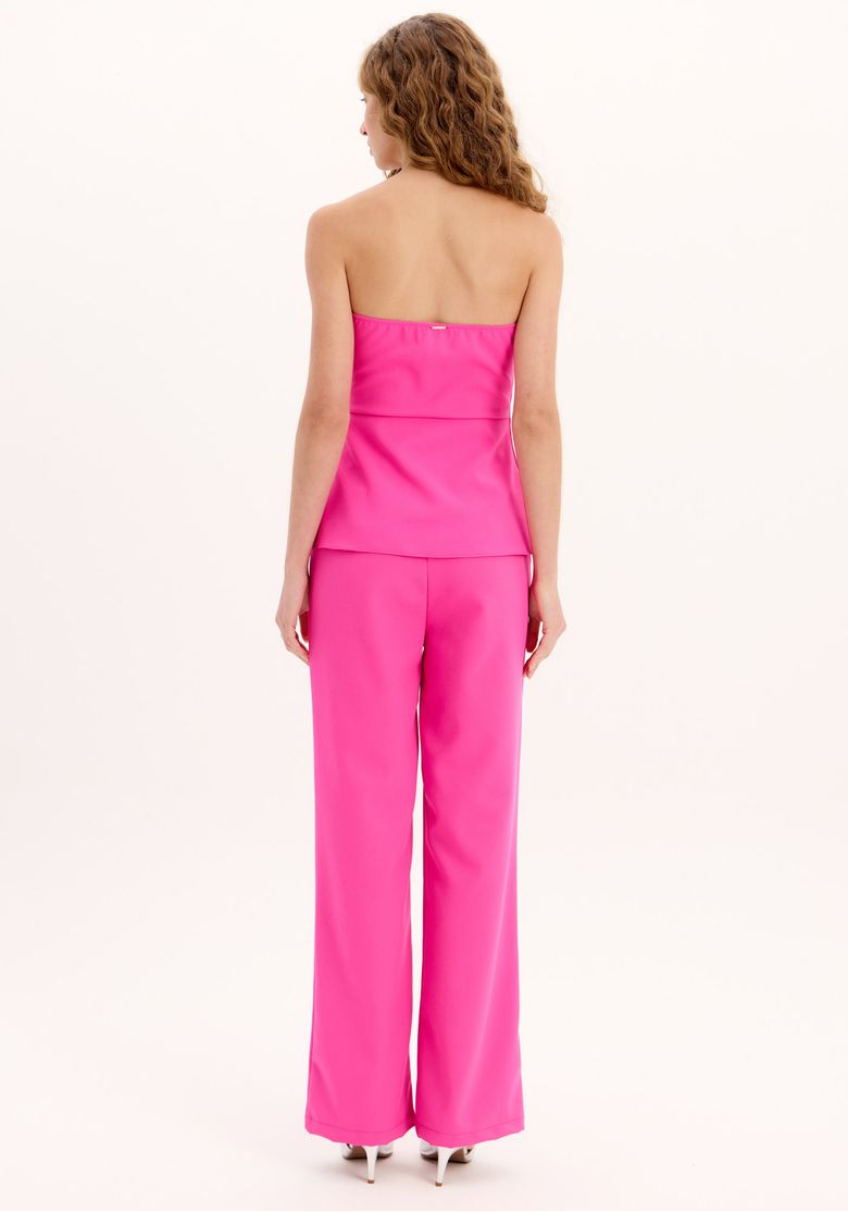 Conjunto feminino rosa com calça de alfaiataria e top tomara-que-caia, vista traseira.